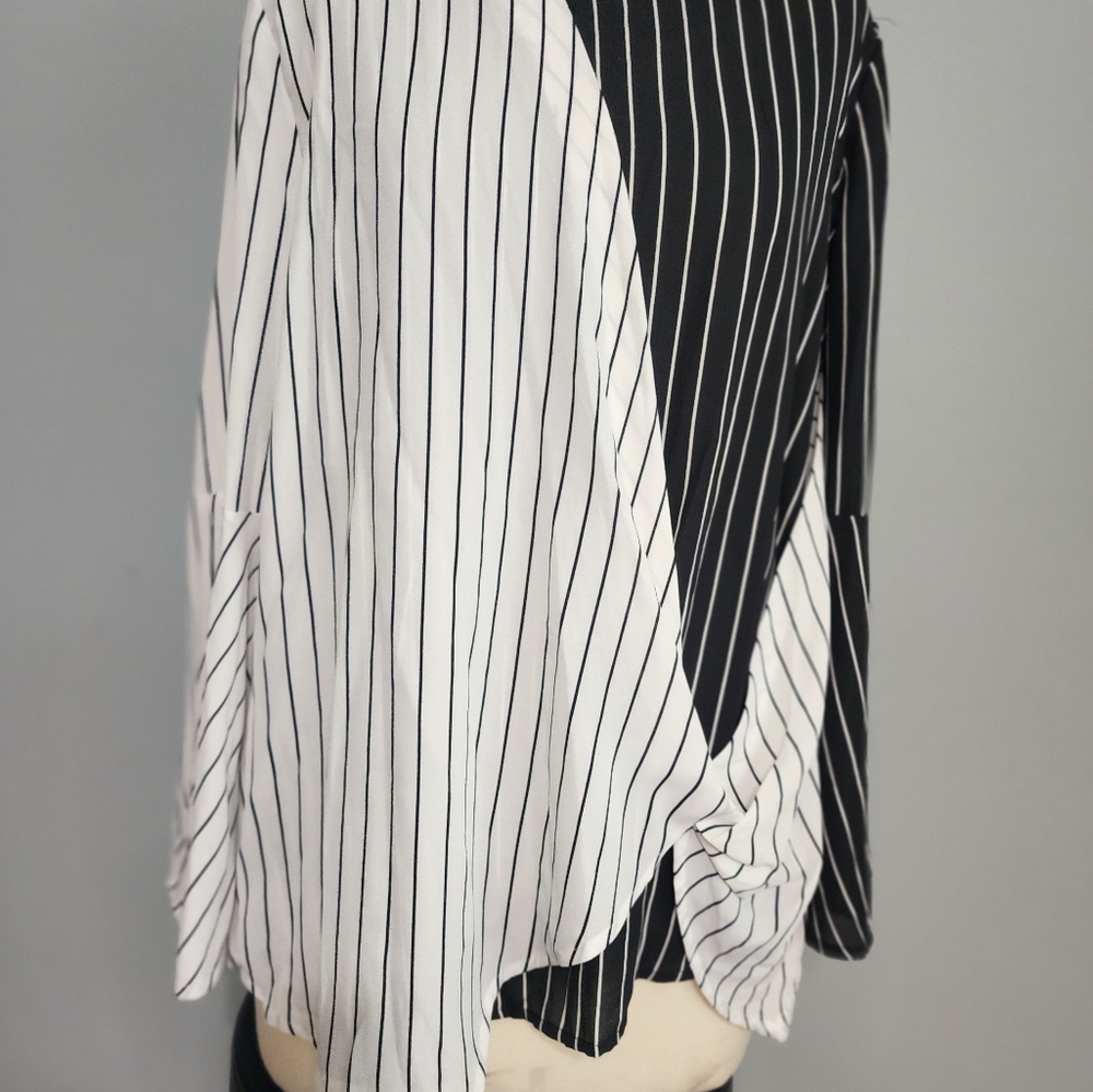 ZAC RACHEL Striped Women's Top. SIZE M . L26 .B19 .SLEEVE 22 .   A2